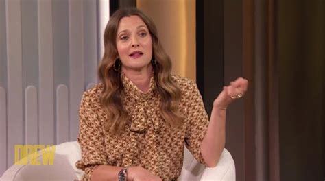 Where to watch the drew barrymore show. S4 E15 - Living Room and Kitchen Surprise, Drew's News. October 25, 2023. 20min. TV-PG. Drew and Ross Mathews are hitting the hottest headlines like the cruise ship letting passengers live at sea while it sails around the world and a woman who started wearing terrible wigs after her employer banned her pink hair. 