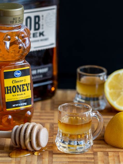 Whiskey honey lemon. Squeeze the lemon and strain the juice. Put some ice in the shaker, add the lemon juice, the bourbon whiskey, the honey premix and shake vigorously for at least 40 seconds. We want the honey to blend well and be perfectly melted, so don’t spare yourself. The Gold Rush cocktail is a super aromatic twist of the classic whiskey sour, thanks to ... 