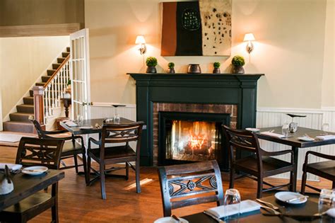 Whistling swan inn. Family-owned B&B in a 1905 home offering antiques-filled rooms with fireplaces, plus full breakfast. 