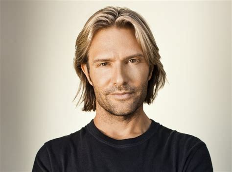 Whitacre composer. Feb 20, 2024 · Composer and conductor Eric Whitacre (M.M. ’97, composition) is undoubtedly one of the most successful and prominent figures in classical music today.Known first and foremost for his contributions to choral music, the 43-year-old musician has also created significant works for wind ensemble, orchestra, and more recently for the musical theater stage. 