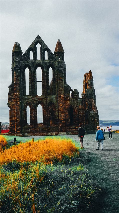 Whitby Abbey: The ruins that inspired Bram Stoker …