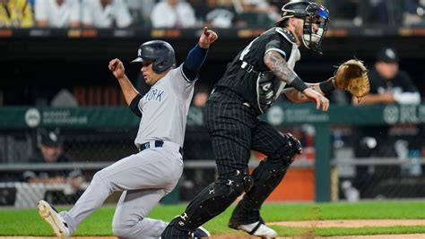 White Sox catcher Grandal leaves game against Yankees with sore left knee