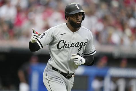 White Sox outfielder Luis Robert Jr. returns to starting lineup after finger injury