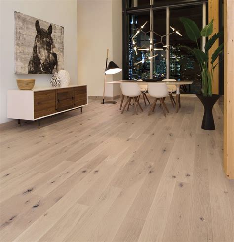 White oak floor. The light, airy feel of oak flooring makes rooms feel bigger. ... popular white oak has an average hardness of 1,360 and southern yellow pine is relatively soft with a Janka score of 870. 
