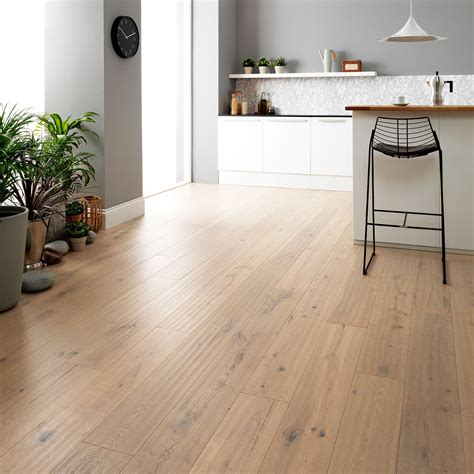 White oak floors. The White Oak is very resistant to insect and fungal attacks because of its high tannin content. It also has very appealing grain markings making it a great choice for flooring. Superior Flooring by HSL WILL NOT warranty these products unless the products are kept at a relative humidity of 35% to 50% before and after installation. These ... 
