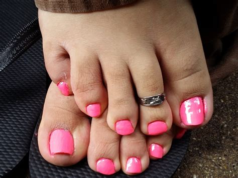 White toe nails urban dictionary. Jul 20, 2017 · Mean the girl has good pussy. Usually when someone has white nail polish on they are either single or a freak/kinky person. (most of the time this is related to women) 