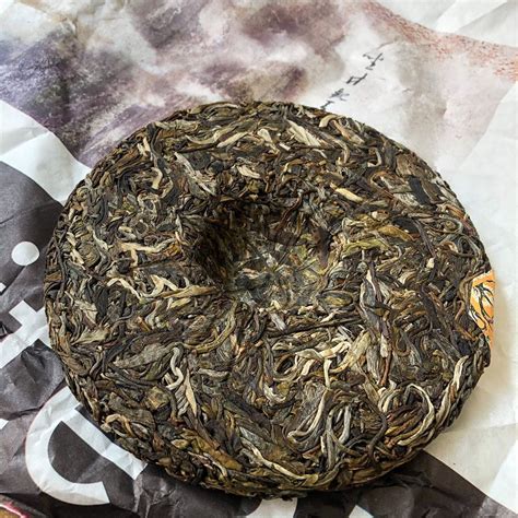 White2tea. A new blend for 2023, Veldt is an enjoyable daily raw Puer that is engaging and easy on the wallet. Layered flavors and fragrances with a lively mouthfeel and plenty of intrigue to bring a little light into the morning. Each cake is 200 grams. Pressed in 2023. Each cake is 200g. The cakes are wrapped in bamboo leaf tongs, with five cakes per tong. 