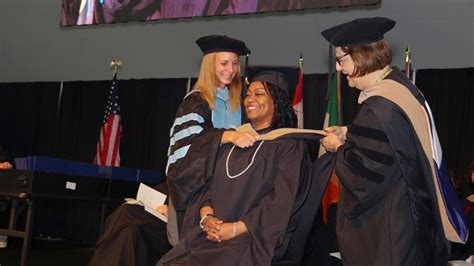 Such as that all robes should be black, hoods would be made of the same material as the gowns, only the lining of the hood could indicate the individual universities and numerous other proposals. While the gown hasn’t changed much over the years, the graduation hat, on the other hand, has had many different iterations.