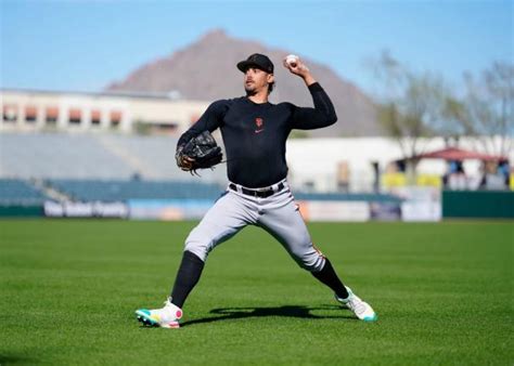Who is Ronald Guzmán, the former first baseman throwing 98 mph in SF Giants camp?