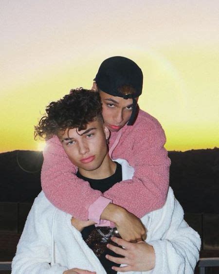 Apr 14, 2000 · He and fellow social media star Larray began dating in April 2019. The couple later broke up in 2021. He has identified as bisexual. He has a twin sister named Skylar. Associated With. He has regularly collaborated on his YouTube channel with Larray. . 