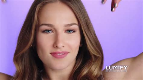 who is the hot girl in the lumify commerc
