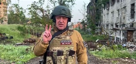 Who is the head of the mercenary group calling for an armed rebellion in Russia?