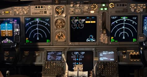 Who makes avionics for boeing