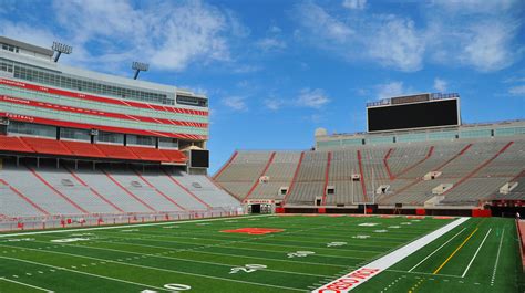 Who plays at memorial stadium. The History The Timeline of “Death Valley” Early 1942: Death Valley completed with 20,000 seats Sept. 19, 1942: Memorial Stadium opened with a win against Presbyterian College, 32-13 1958: 18,000 sideline seats added 1960: 5,658 West Endzone seats added 1974: Playing surface named and dedicated after Frank Howard 1978: East Upper Deck added 