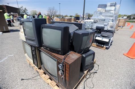 Who takes old tvs. An estimated 1.6 billion television sets were in use globally in about 1.42 billion households as of 2011. The TV viewing audience was estimated to be about 4.2 billion people in 2... 