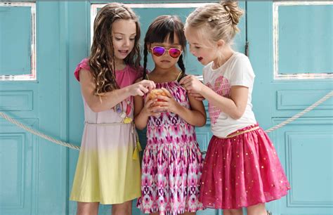 Whoopikids clothing. There are multiple differences between the ’60s and ’70s fashion clothing. Clothing Styles states that the ’60s clothing is about breaking traditional fashion, while the ’70s cloth... 