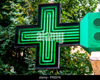 Why French pharmacy crosses are always green?