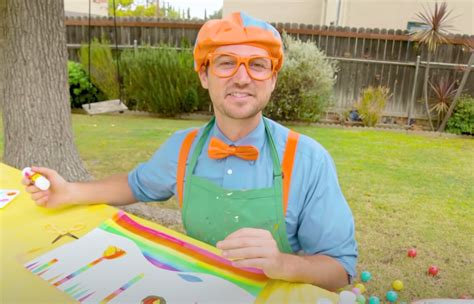 Adjust the colors according to the theme within your Blippi theme (for example, yellow and black for construction vehicles or pink and blue for under the sea). Mix it up using various balloons such as latex, mylar, and foil balloons. Top Tip: Set up an awesome Blippi balloon man to impress your guests.