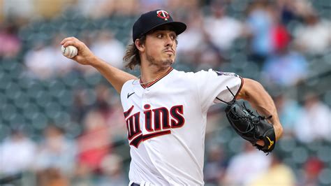 Why did the Twins pull starter Joe Ryan so early in their elimination game?