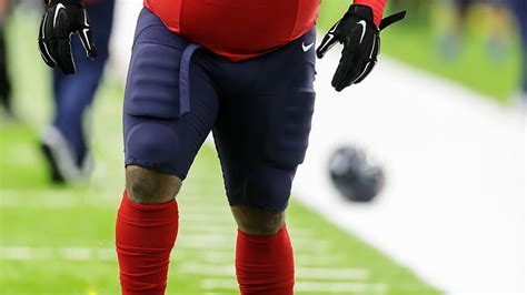 Why do football players not wear knee pads? - Sportslar