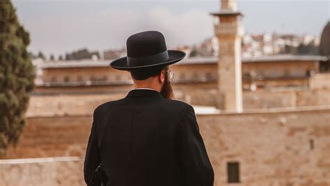 Why do jews not believe in jesus. They believe the Messiah will re-establish the Jewish nation and bring peace and prosperity back to God's chosen people. Followers of Judaism do not believe the promised Messiah will come and die to save the world from the burden of sin. Conversely, Christians believe Jesus’ purpose on earth was to bring personal peace between people … 