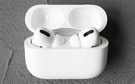 Why do my airpods randomly connect. TL;DR = Enable "Automatic Ear Detection" and report results in the comments if your AirPods connect while in case and you had AED disabled. Over the last few months I've been struggling with the issue from the title, my AirPods Pro will connect (to my iPhone, iPad or MacBook) while in the charging case. This of course disrupts current audio ... 