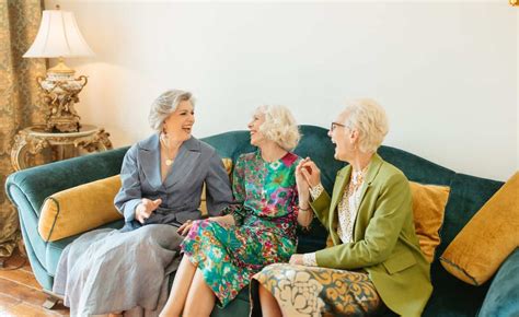About 28 percent of older adults live alone today, compared to 6 percent in 1900 . A gender difference exists, largely because the average lifespan for women is longer. That's why 34 percent of older women live on their own, compared to 20 percent of older men. By age 75, about 45 percent of women live alone.. 