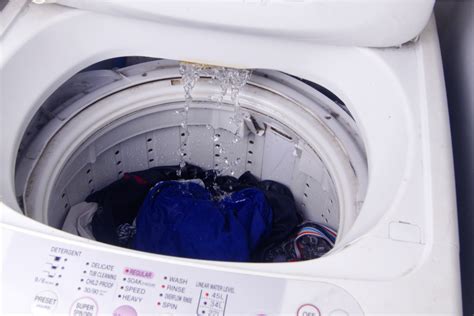 Why is my washer not draining. 2. Make sure you have a mop or container to keep the floor dry. 3. Grab the residual water hose and pull it out to open the cap, then remove the hose cap and drain the water. Drain any residual water into the prepared container. Hold the hose steady, when the cap is opened. 4. Turn the large cap to the left to disassemble it, and then clean the ... 