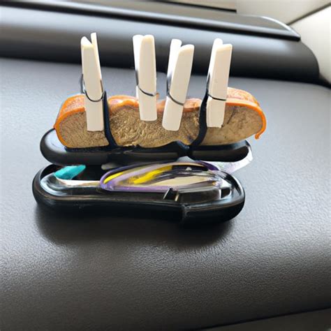 Yes, both plastic and metal bread clips 