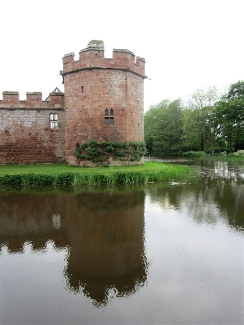 A simple dictionary definition of a moat