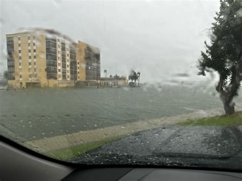 Widespread flooding in Fort Myers as Hu…