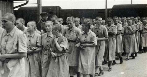 Więźniarki w obozie hitlerowskim w oświęcimiu brzezince. - Handelsavtalet 1940 [i.e. nittonhundrafyrtio] mellan sverige och sovjetunionen.