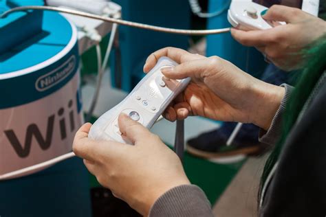 Wii controller not working blue lights flashing.  If fresh batteries do not ...