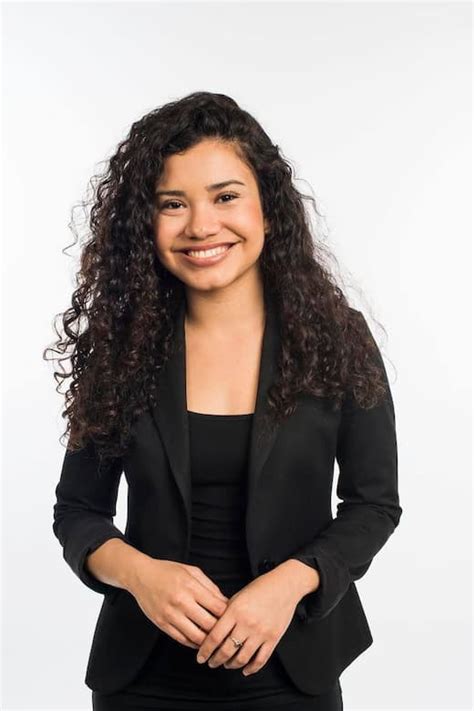 Introduction : Laura Barron Lopez is among the growing army of exciting young female political journalists. As a Mexican-American, Laura is a staunch supporter of immigrant rights. Her popularity has been soaring in recent times due to her prolific articles in her short career. Personal Life, Parents and Family Details :. 