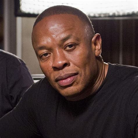  Andre Romelle Young (* 18. február 1965, Compton, Kalifornia, USA ), známy pod svojim umeleckým menom Dr. Dre je americký hudobný producent, rapper a zabávač. Je zakladateľom a súčasným CEO vydavateľstva Aftermath Entertainment a spoločnosti Beats Electronics. . 