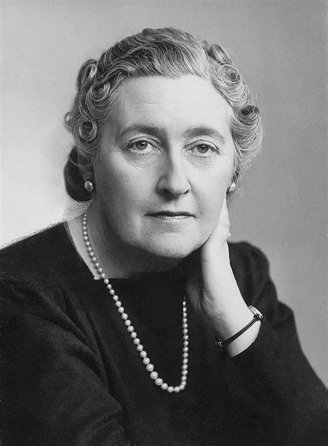  Agatha Christie. Agatha Mary Clarissa Christie (o.s. Miller; Lady Mallowan, DBE 15. syyskuuta 1890 Torquay, Devon – 12. tammikuuta 1976 Wallingford, Oxfordshire) oli englantilainen kirjailija, joka tunnetaan parhaiten Agatha Christien nimellä kirjoitetuista dekkareistaan. Hänen tuotantoonsa kuuluvat sellaiset sala­poliisi­kirjallisuuden ... . 