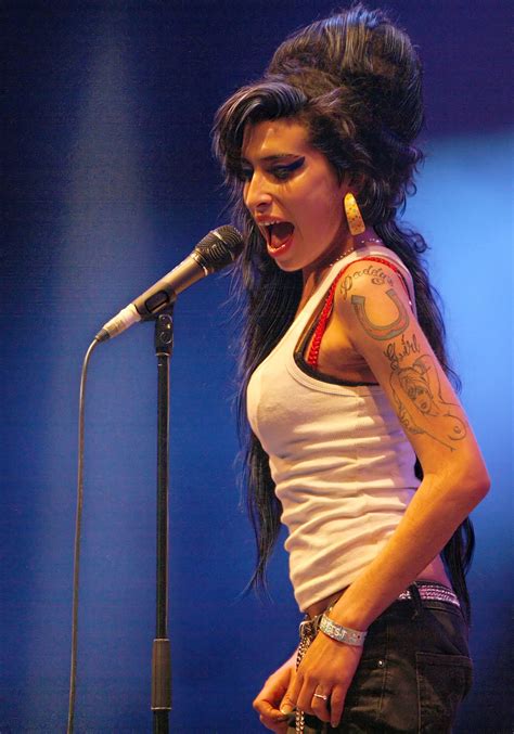 Wikipedia amy winehouse. amywinehouse .com. Amy Jade Winehouse (g. 1983 m. rugsėjo 14 d. – 2011 m. liepos 23 d.) – britų soul / pop / džiazo dainininkė. Debiutinis Winehouse albumas „ Frank “ (2003 m.) gimtojoje jos šalyje sulaukė ne tik komercinės sėkmės, bet ir daugybės kritikų pagyrų. Jis buvo nominuotas „ Mercury Prize “ apdovanojimui. 