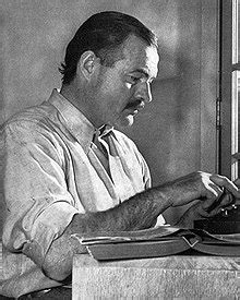 Ernest Miller Hemingway u lind më 21 korrik të vitit 1899, në Oak Park, Illinois, një periferi të Çikagos. [1] Babai i tij, Clarence Edmonds Hemingway, ishte një mjek dhe nëna e tij, Grace Hall Hemingway, ishte një muzikante. Të dy ishin të arsimuar mirë dhe të respektuar në Oak Park, [2] një komunitet konservator për të cilin .... 