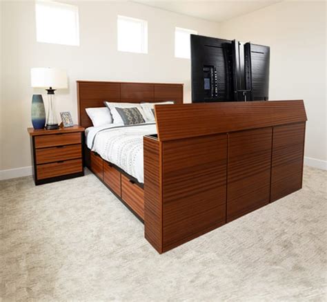 Wildwood tv lift furniture. Don’t be fooled by the traditional design. The Hudson still uses one of the best and most versatile TV lift mechanisms available on the market. The Hudson style is a two-panel bed in all sizes, and traditional trim adorns each panel. On the top of the headboard and TV lift footboard, you’ll find ogee pencil molding. 