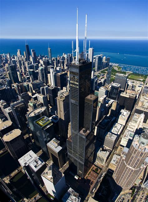 Sears Tower is an attractive and modern office with a floor area of 418.64 square meters of which are rentable 353 961 m². The surface is divided into 110 apartments, 108 above ground, which is accessed with 104 elevators, 16 of which are double height. It was the first skyscraper in the world to incorporate this type of lifts.. 