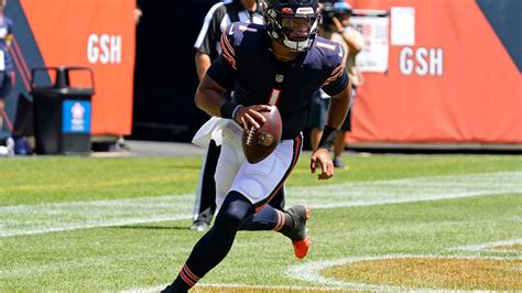 Will Justin Fields start Thursday? Chicago Bears will evaluate QB’s thumb in walk-throughs and practice before deciding.