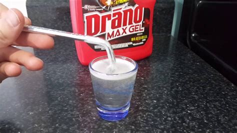 Will drano dissolve hair. The sodium hydroxide in Drano Max reacts strongly with water to produce heat. This heat allows the caustic soda to dissolve hair, fats, and other organic clogging materials. The chemical reaction breaks down and liquefies the clog. The liquefied clog can then be flushed away after the recommended 5 minute reaction time. 