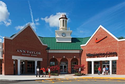 Williamsburg va outlets. Visit shopping outlets and boutique shops during your stay in Williamsburg, VA. You'll be sure to find souvenirs, eclectic pieces, and wardrobe staples. 