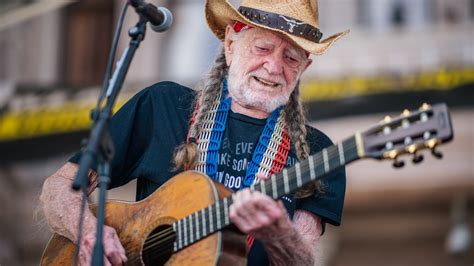 Willie Nelson coming to St. Louis this summer