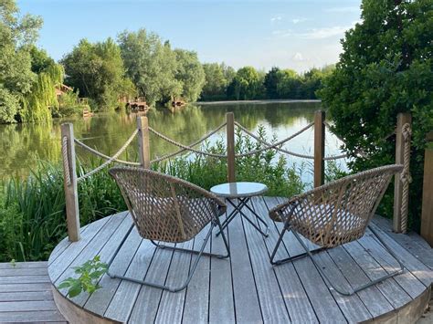 Willow Lodge - Lakeside Retreat - Farm stays for …