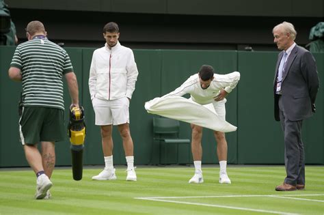 Wimbledon uses leaf blowers to dry the grass on Centre Court after rain delay