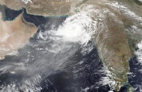 Wind-driven rain pelts shores of India, Pakistan as Cyclone Biparjoy pushes into coast