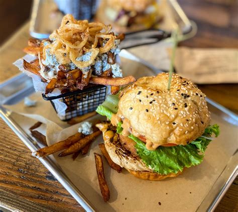 Windy city burger. Molly and Miles Ice Cream co-owner Nicole O’Brien and former Sassafras Southern Bistro owner Brant Kennedy have teamed up to open Windy City Burgers at … 