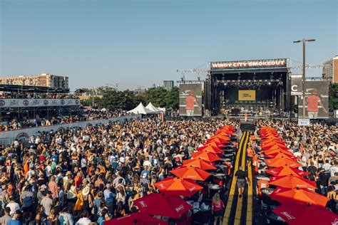  Hosted by popular barbecue joint, Bub City, and ACM award-winning Joe’s Bar, Windy City Smokeout will be returning to the iconic United Center parking lot. The arena’s north parking lot is transformed into the world’s coolest outdoor cafeteria on one end and a perfect open air music studio on the other. . 