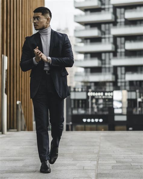 Winter business casual men. Examples of Men’s Smart Casual Outfits. Smart casual outfits can range from leaning more casual to leaning more to the dressier side. Below are some examples of both: A blazer with a T-shirt, jeans and sneakers. A blazer with a polo shirt, chinos and sneakers. A button-up shirt with jeans and casual leather shoes. 